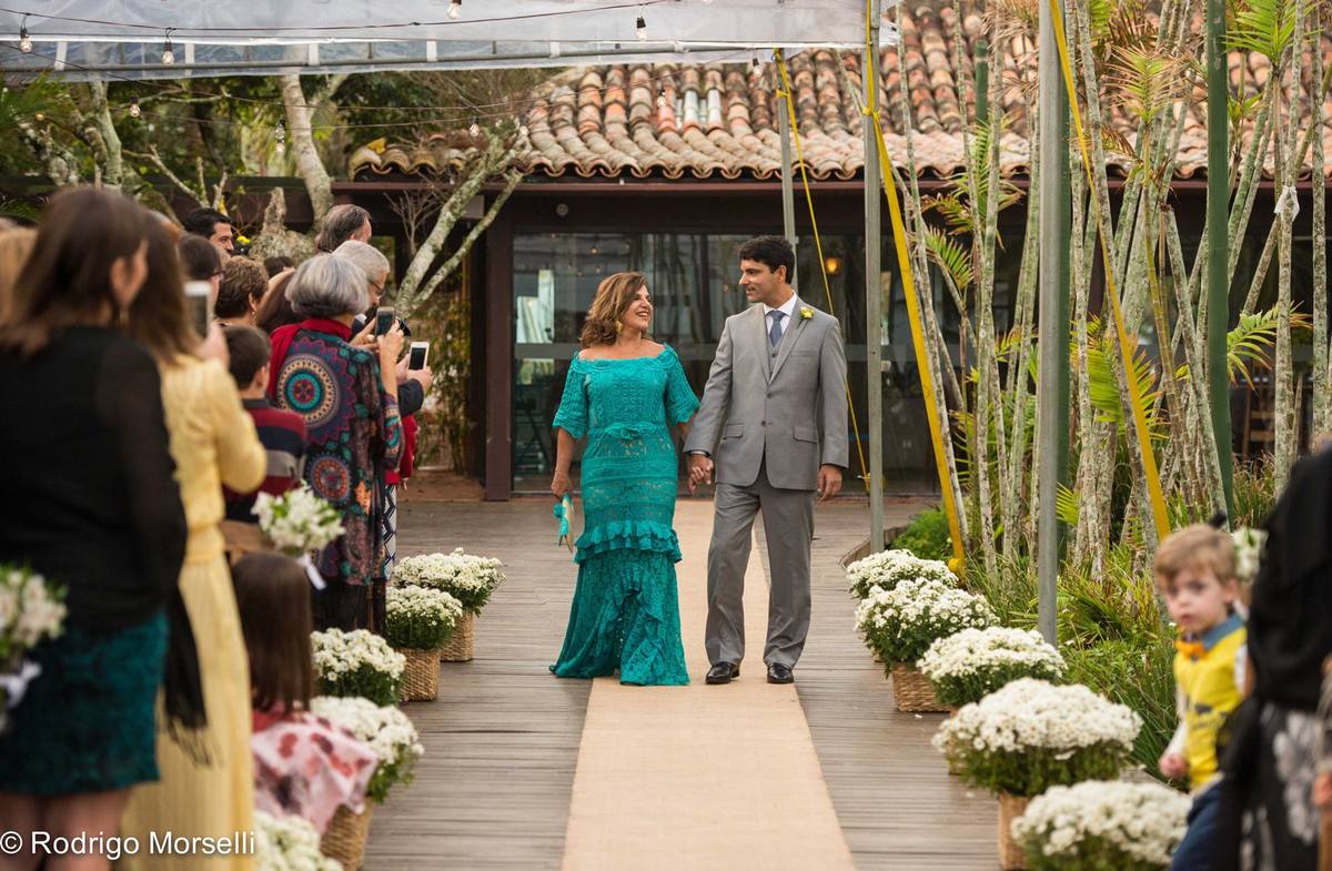 noivo entrando na cerimonia com a mãe