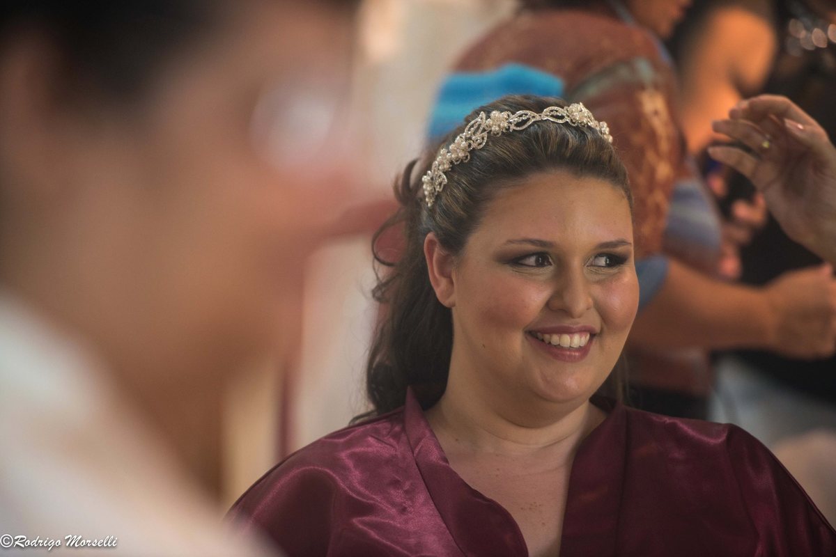 a alegria da noiva ao ser ver coroada