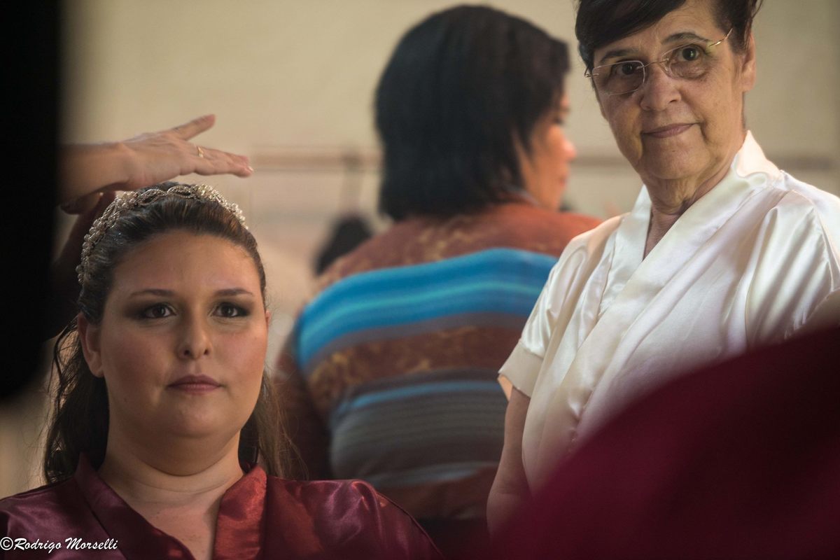 mae da noiva se emocionando