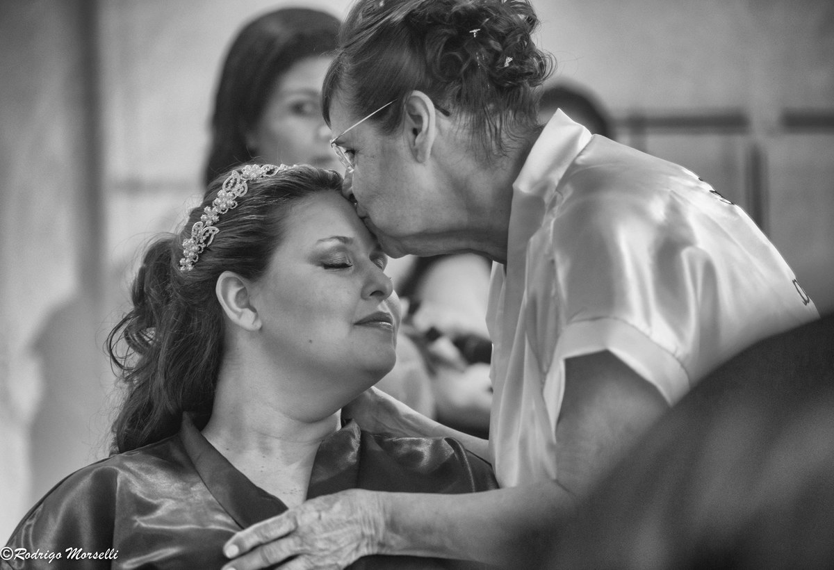 carinho de mãe na noiva