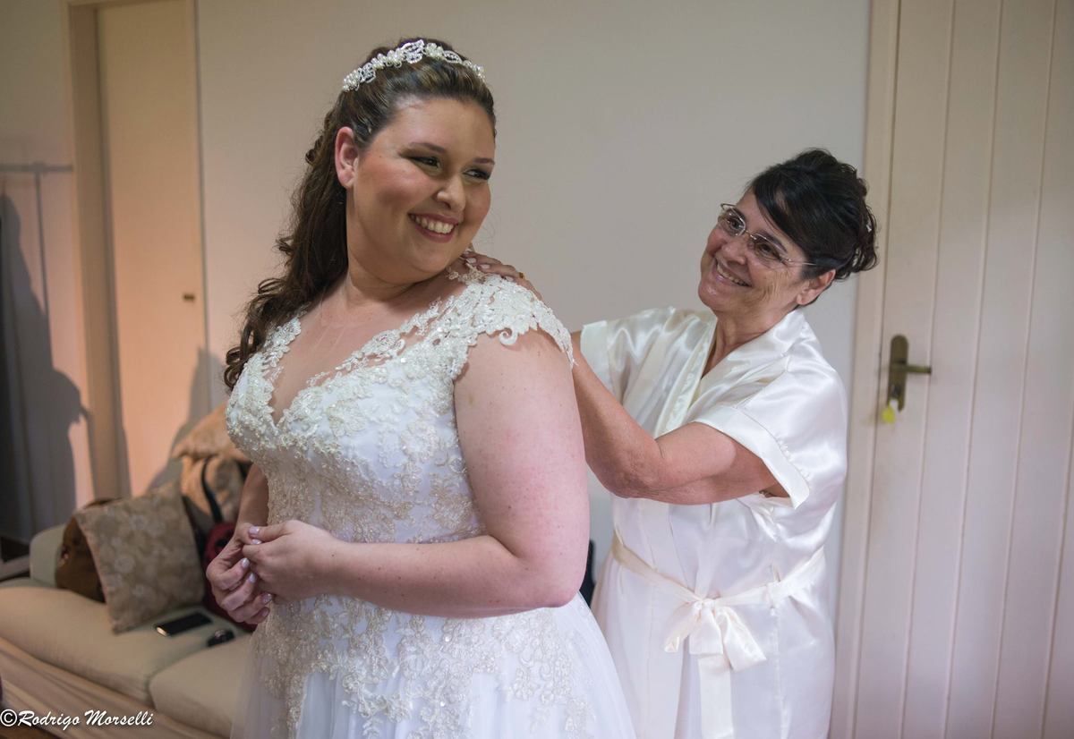 fechando o vestido de noiva 