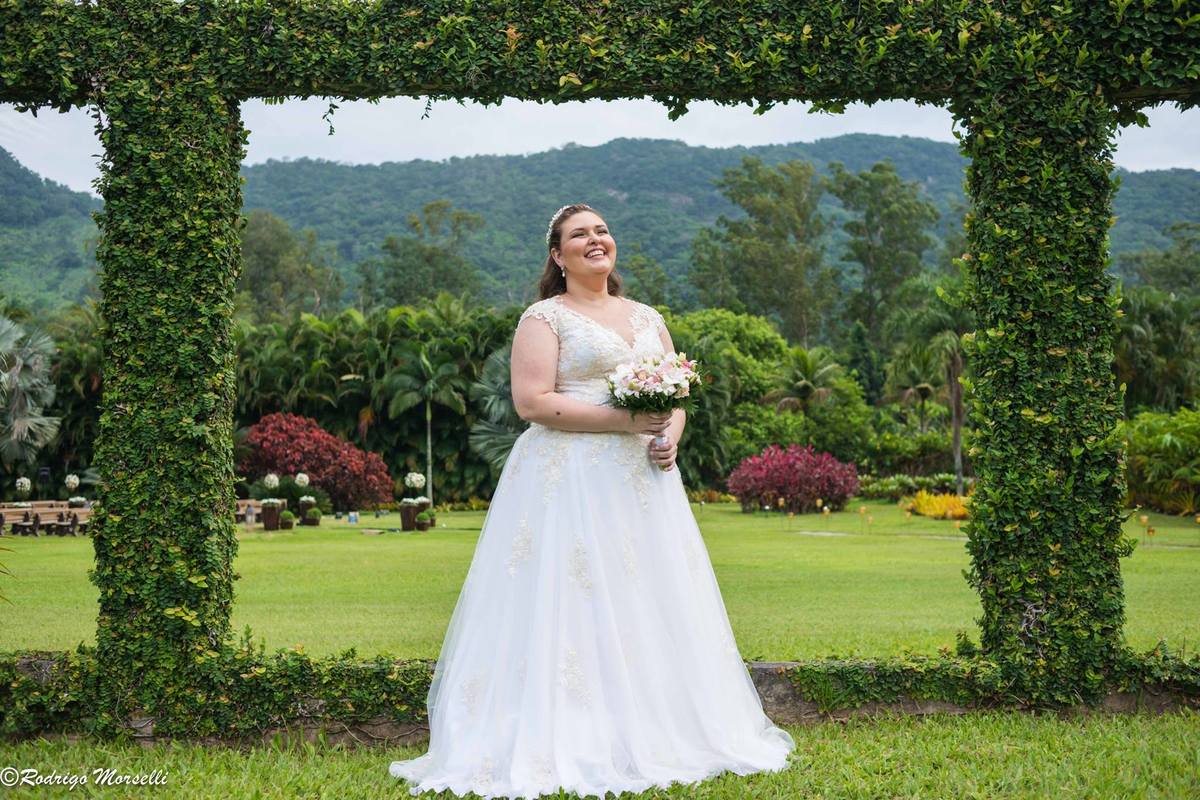 noiva posando antes da cerimonia 