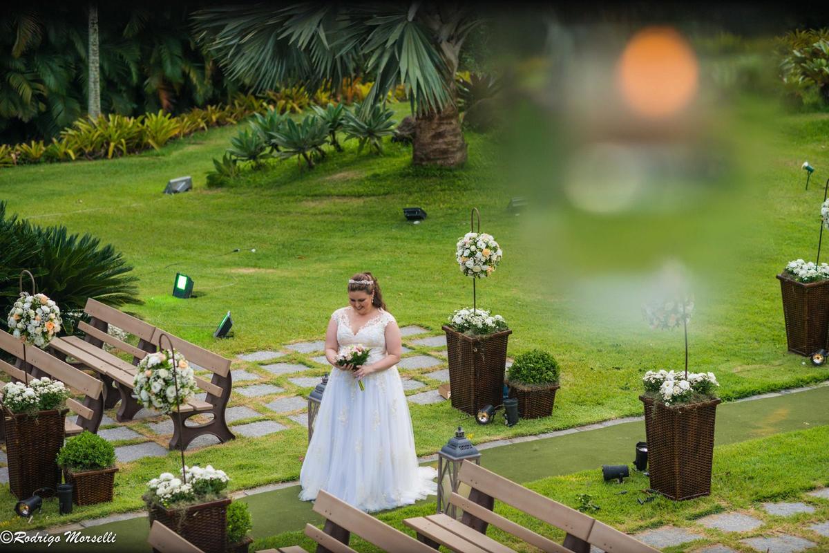 noiva pedindo benção a Deus