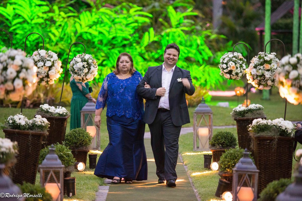noivo entrando com a mae na cerimonia na Villa Morena