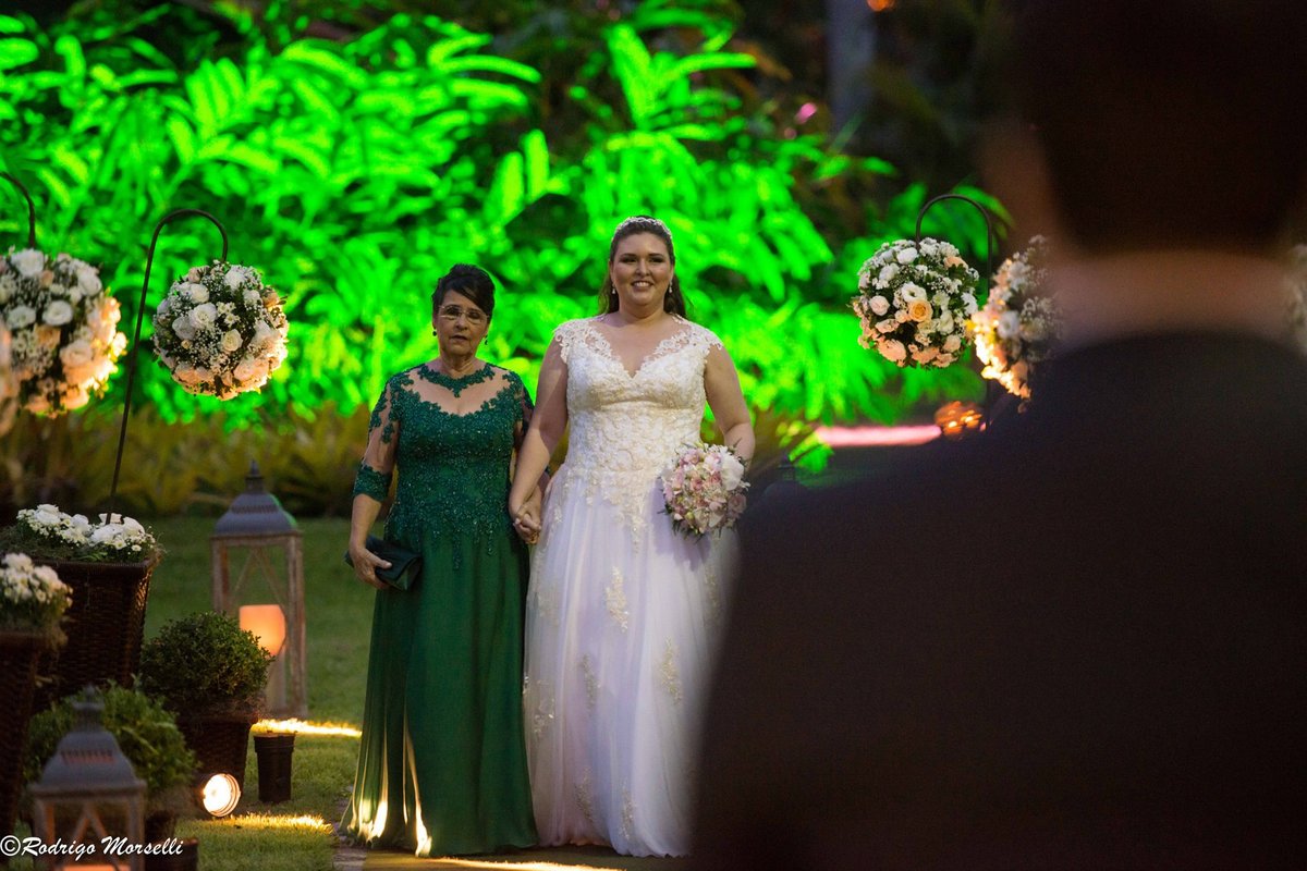 noiva entrando com mae no casamento da Villa Morena