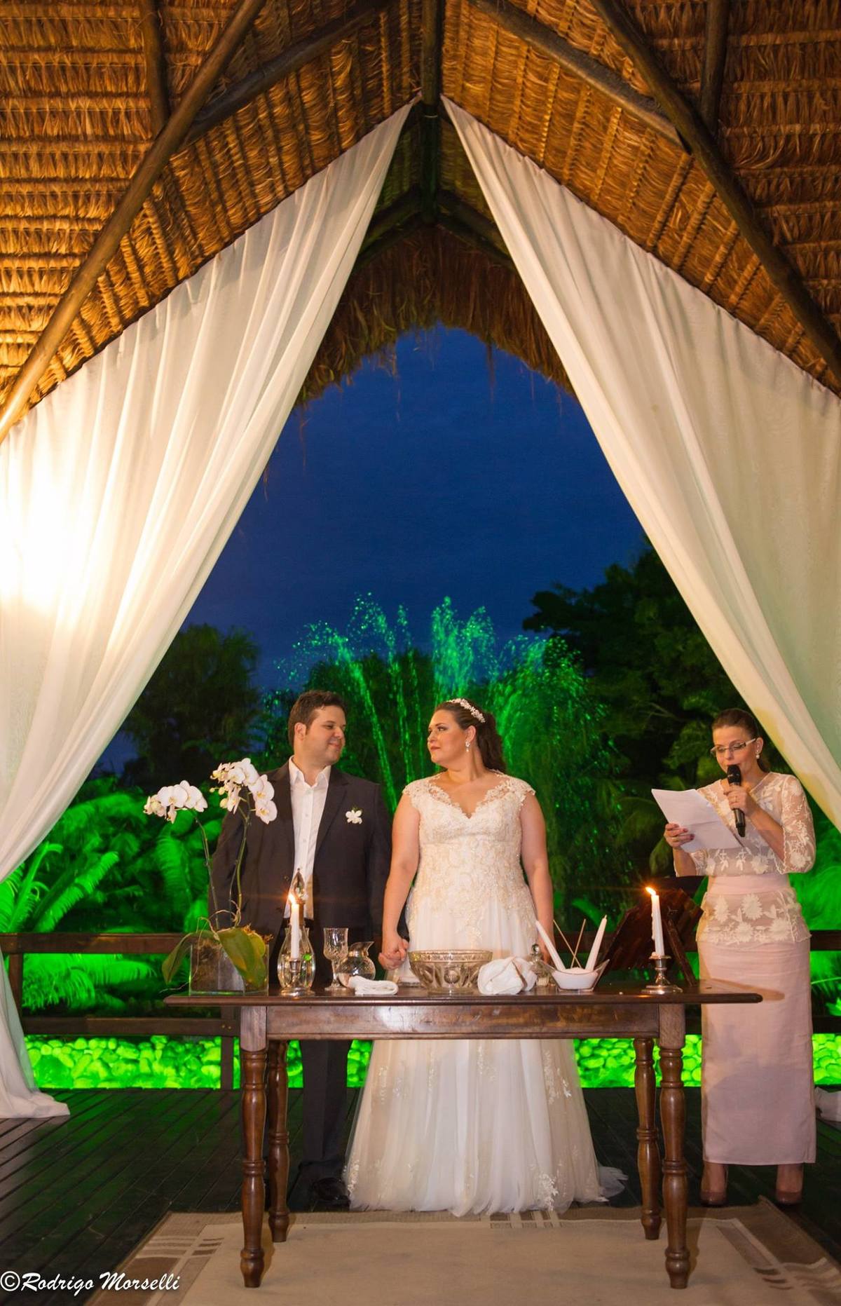 noivos um do lado do outro na cerimonia celta