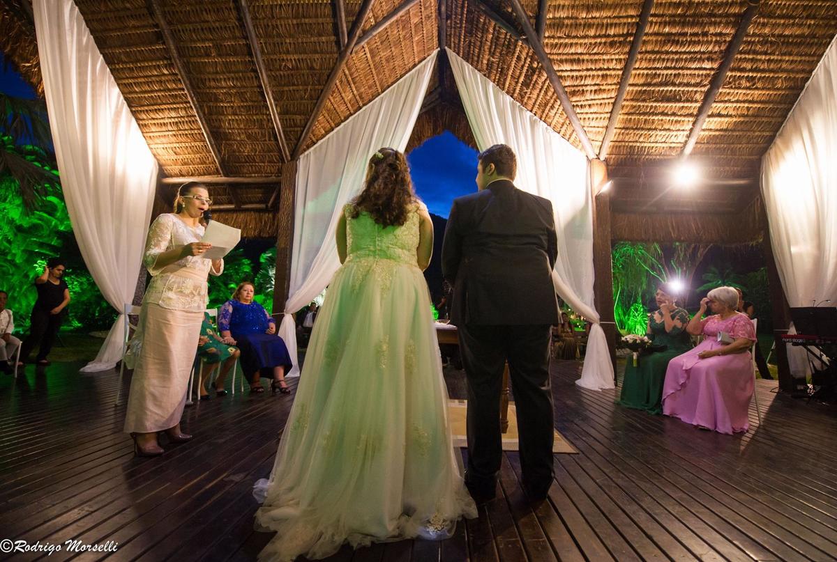 os padrinhos abençoando o casal