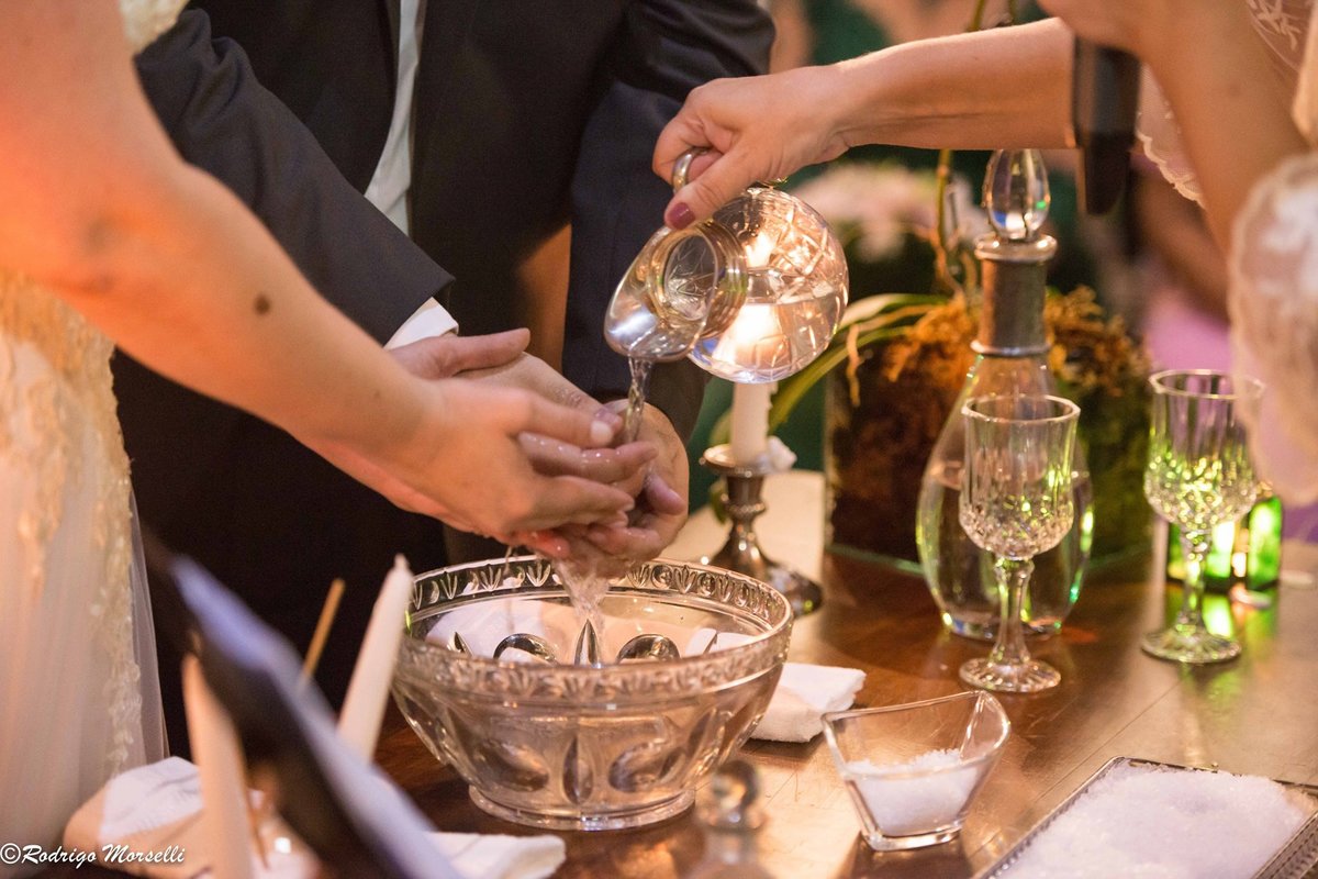 lavando as maos com agua da cerimonia celta na Villa Morena