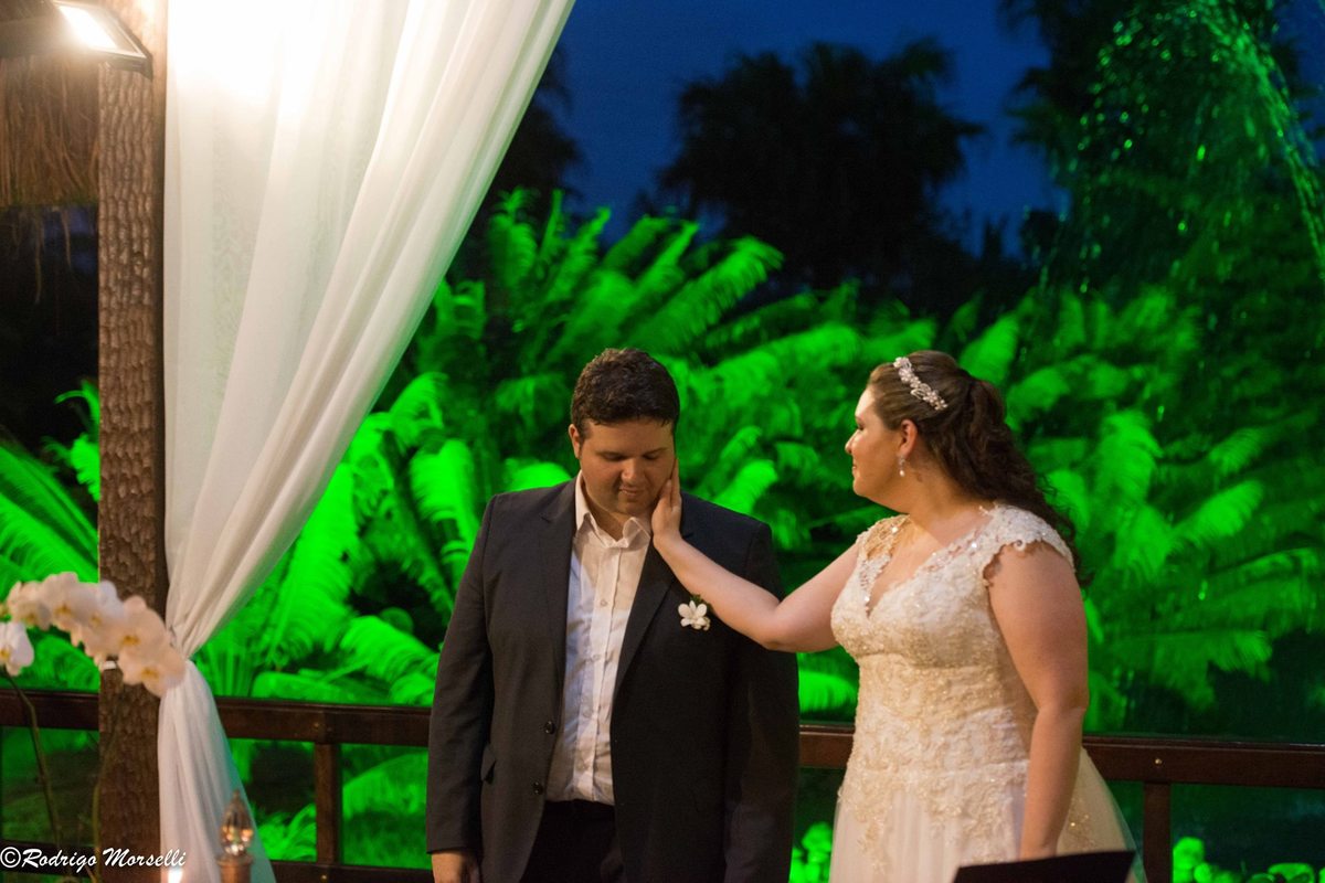 noiva acariciando o noivo na cerimonia 