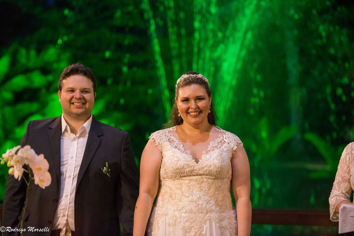 alegria do casal de estar se casando na cerimonia celta na Villa Morena