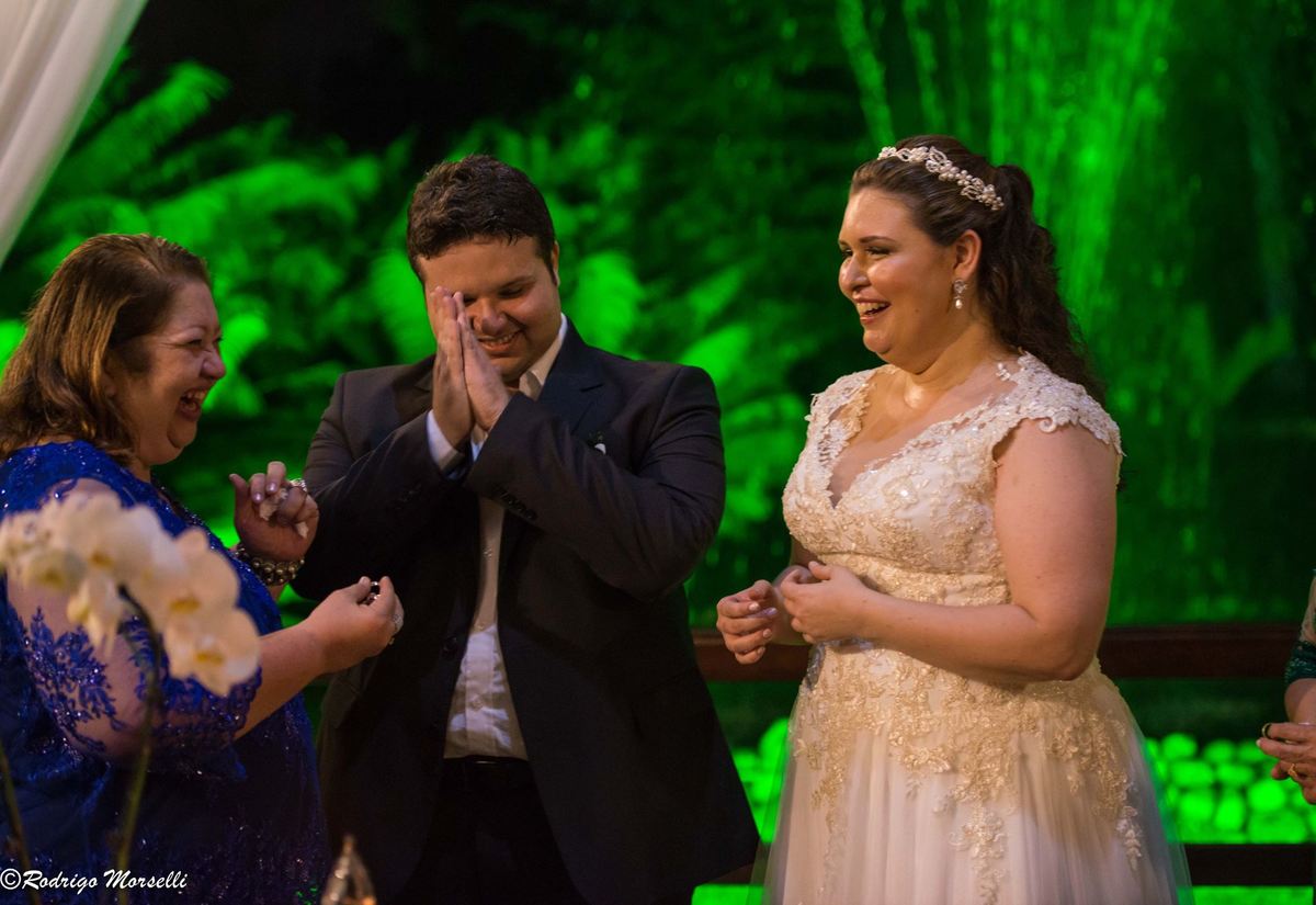 noivo se emocionando na Villa Morena