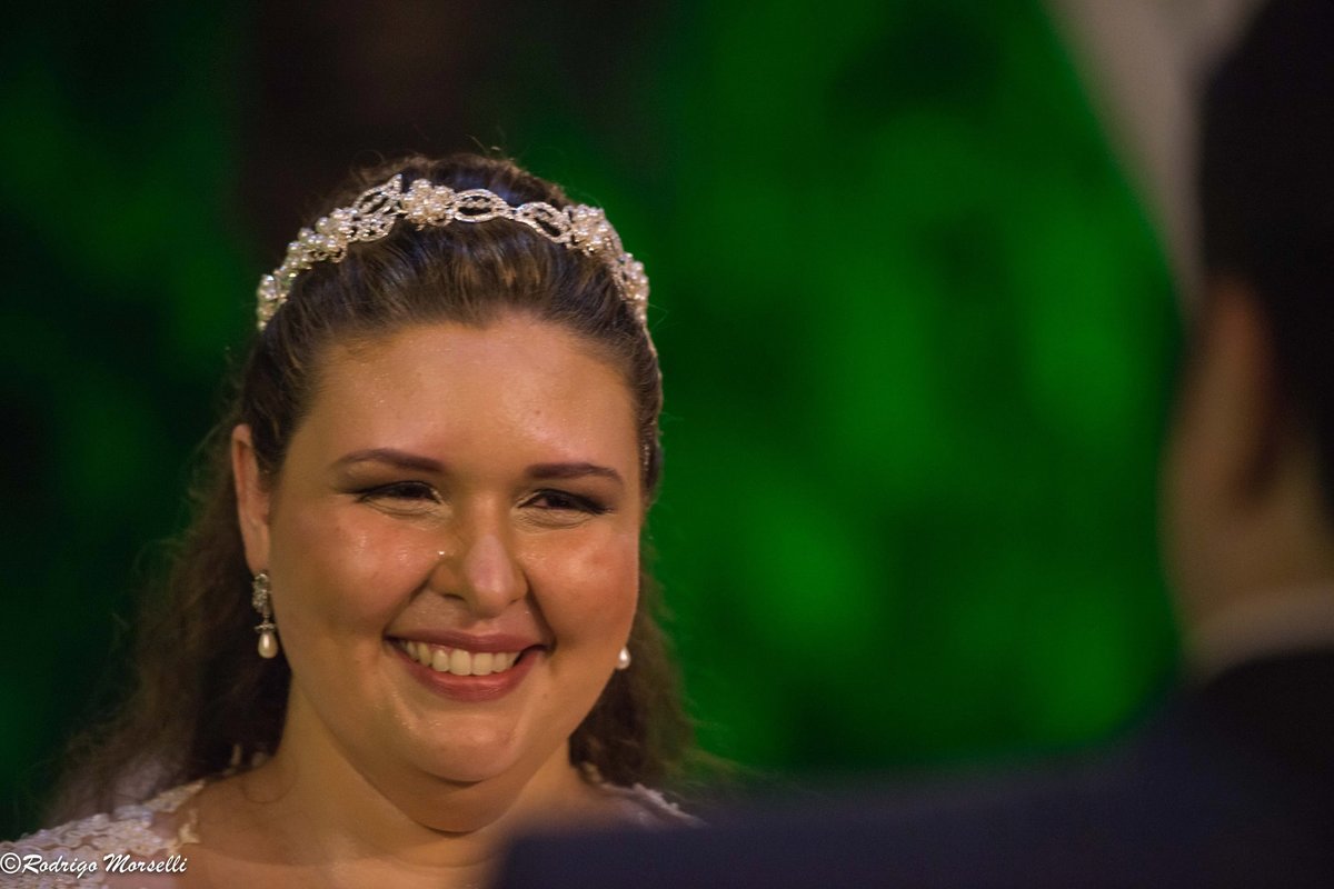noiva muito feliz com o casamento na Villa Morena