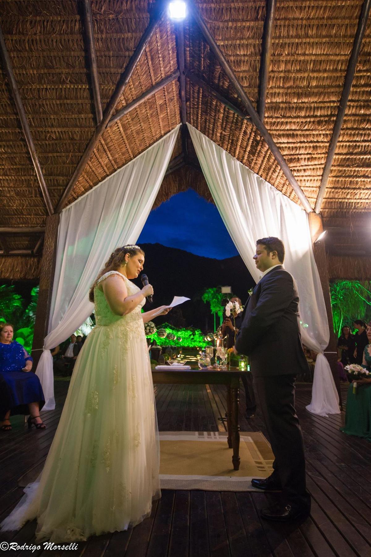 a noiva lendo os votos na cerimonia celta