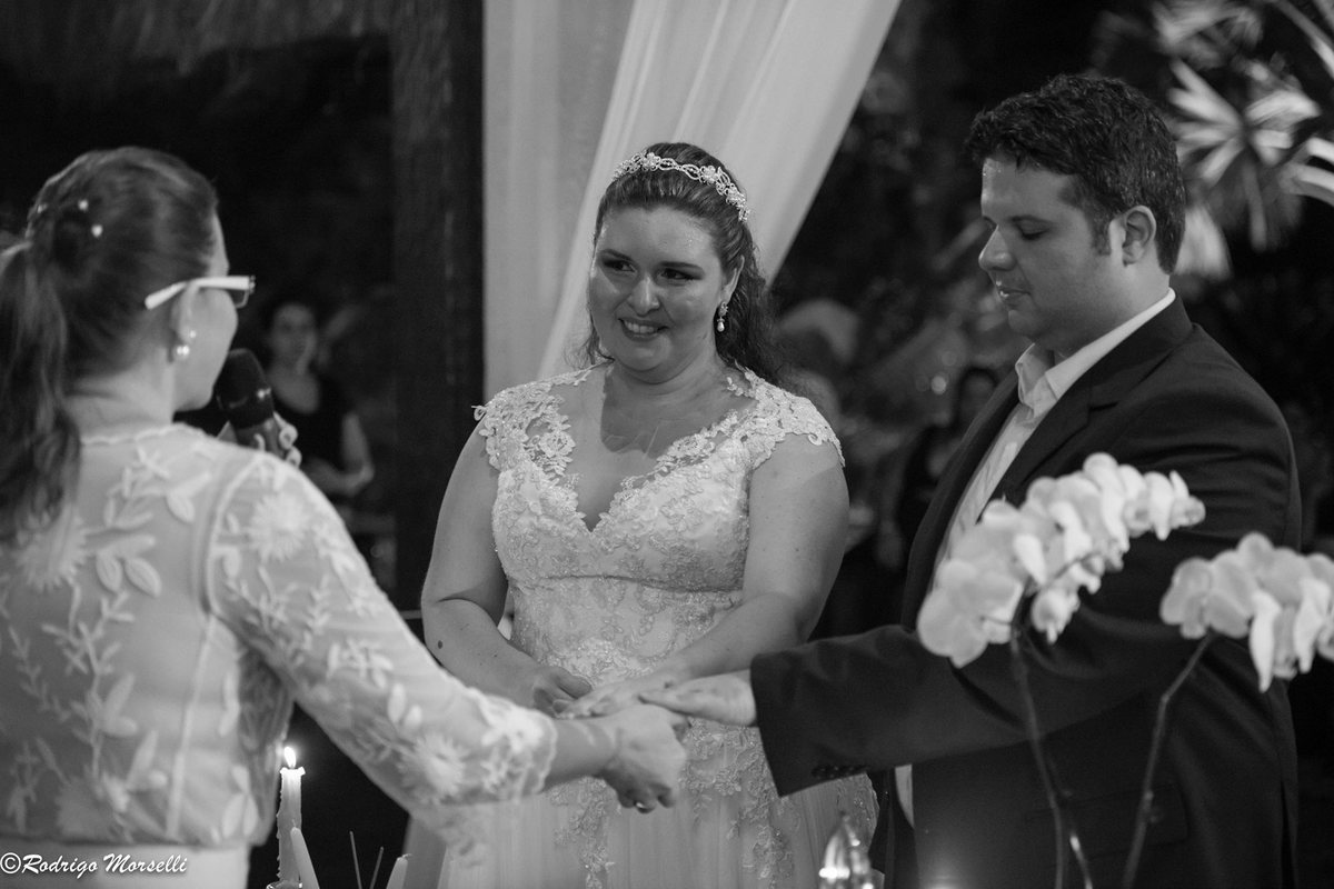 casal sendo abençoados pela celebrante celta!