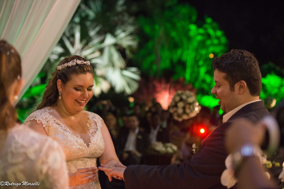 noivos felizes na cerimonia