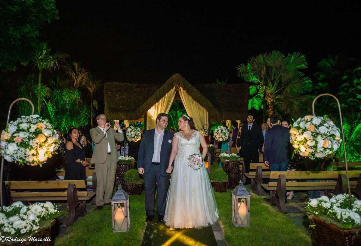 noivos saem da cerimonia casados oficialmente!