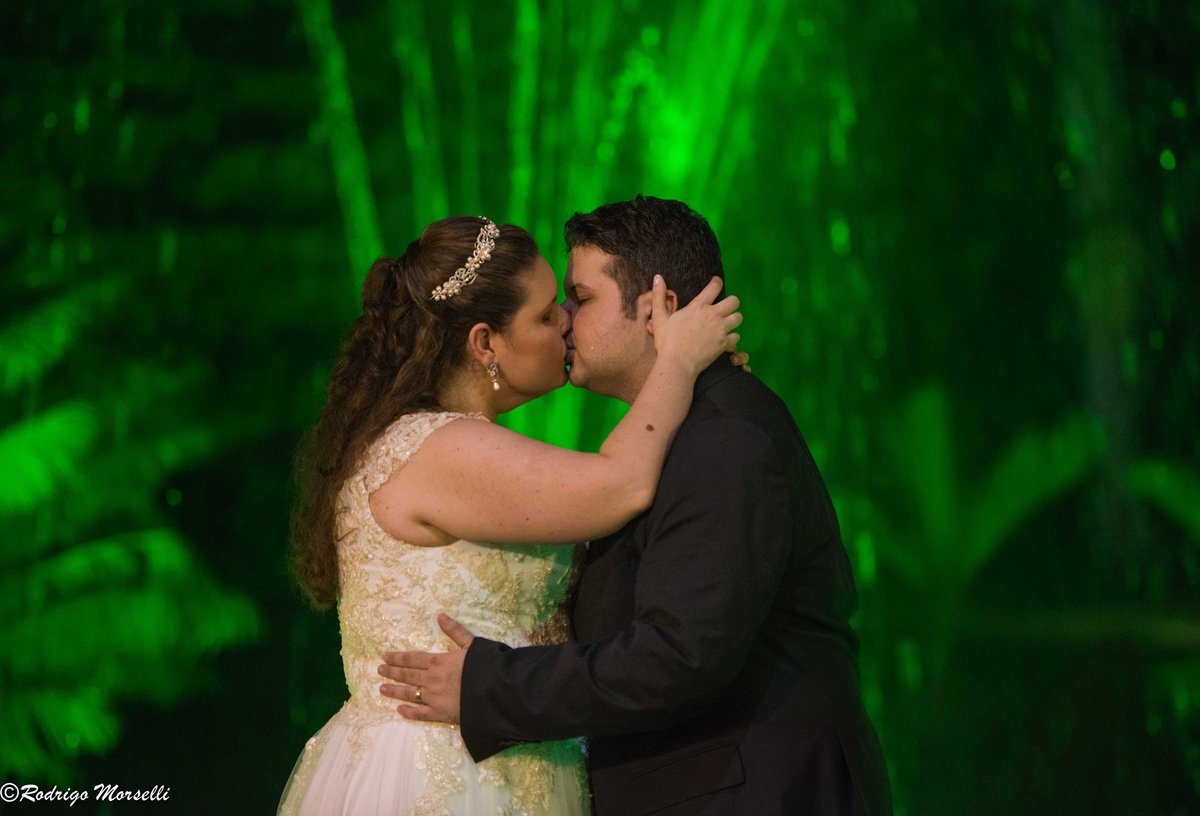 casal dando aquele beijo apaixonado