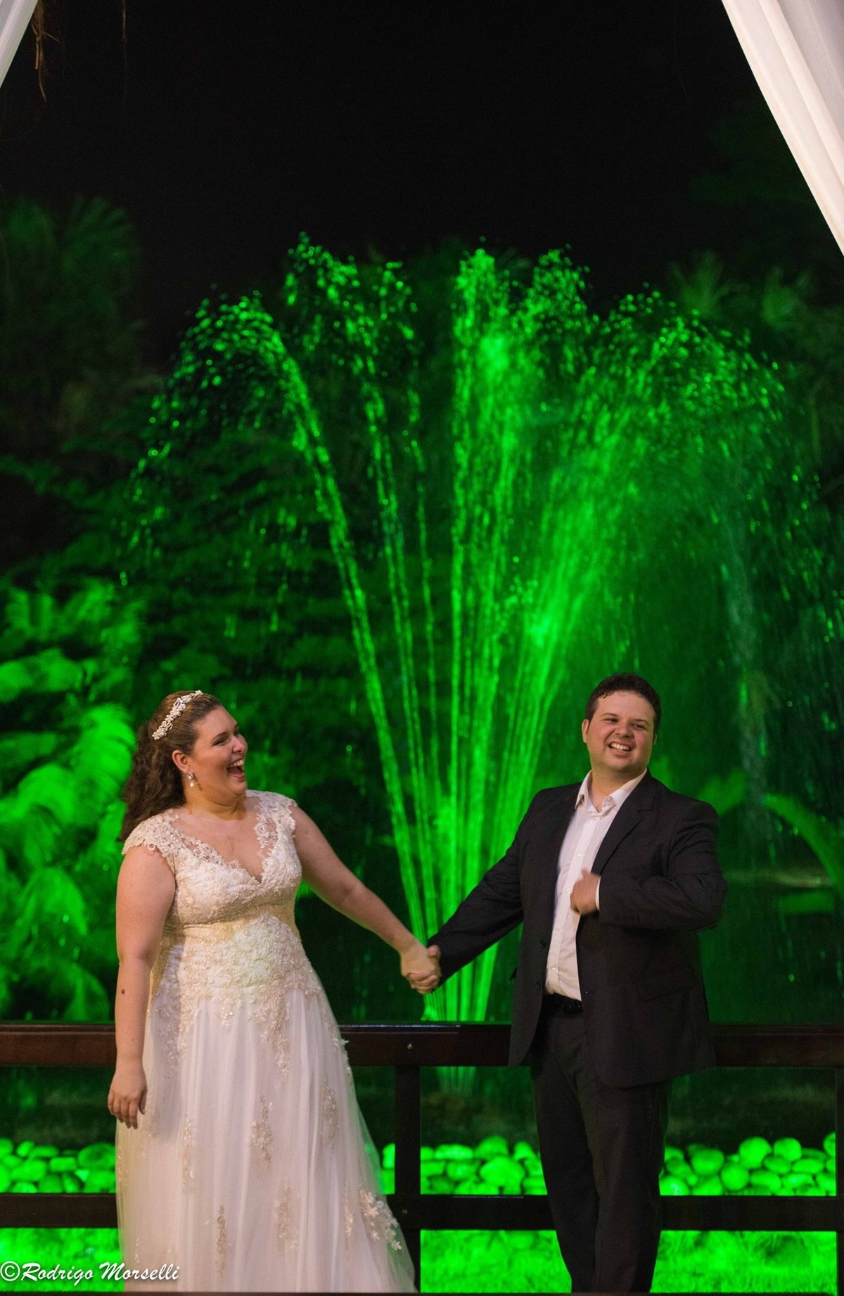 os noivos mostram claramente a alegria de estar casados