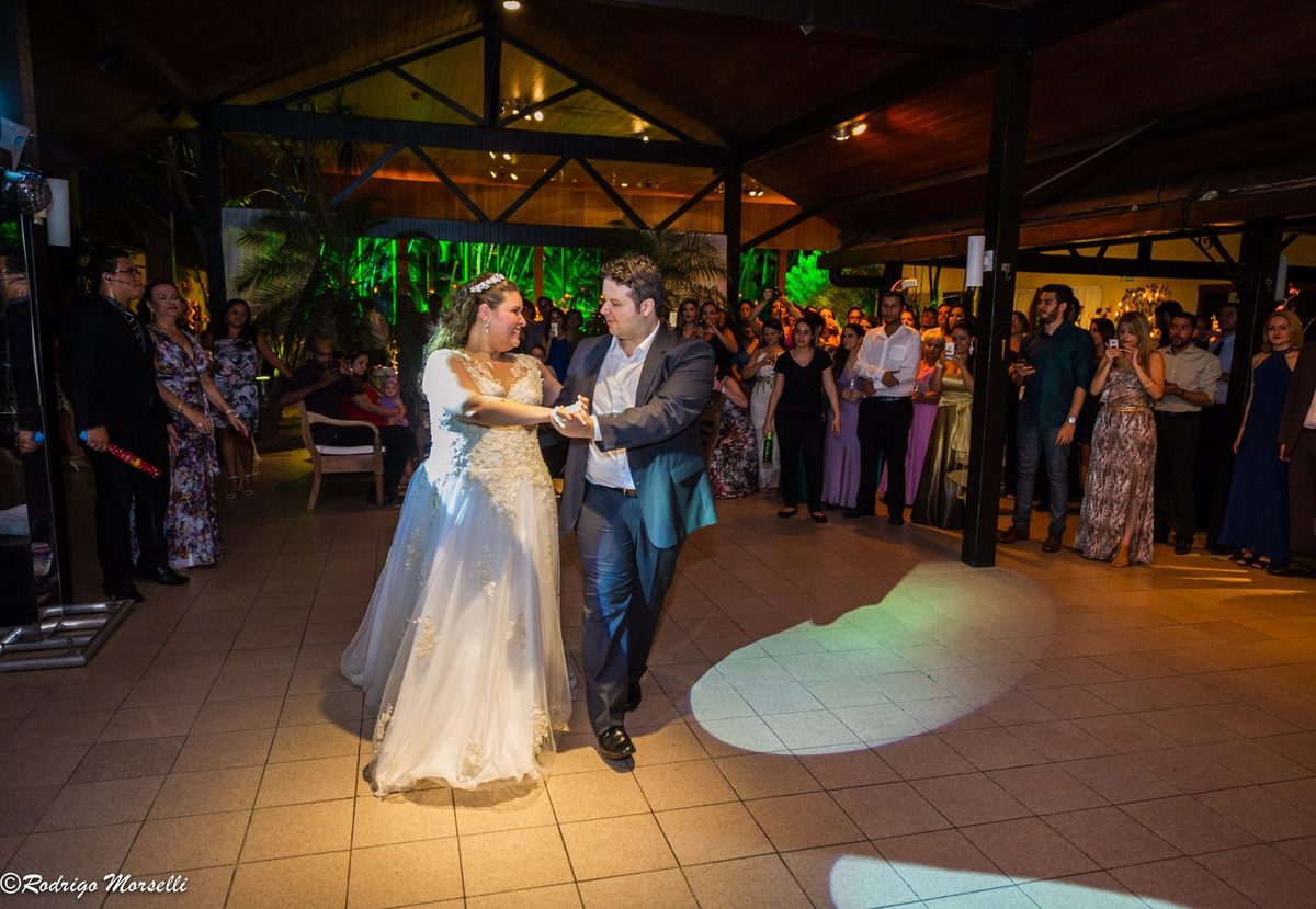 casal abrindo a pista na primeira dança