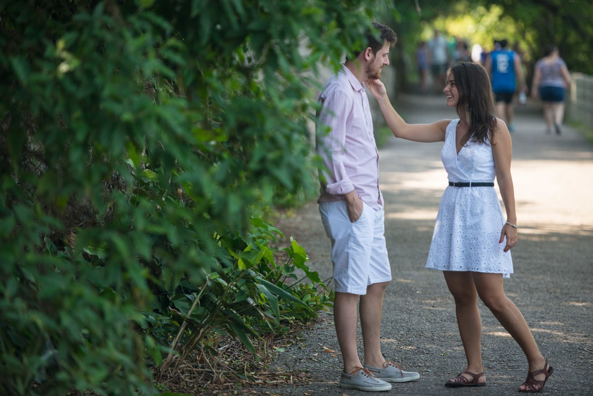 parando pra fazer um carinho no noivo