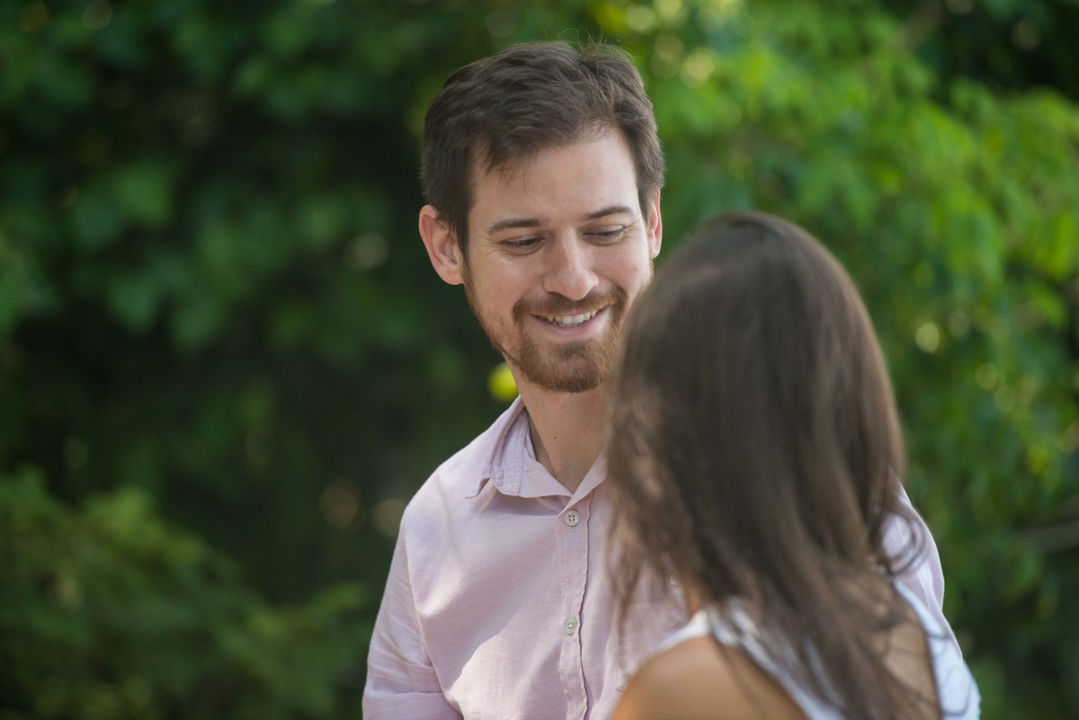noivo olhando pra sua noiva com carinho