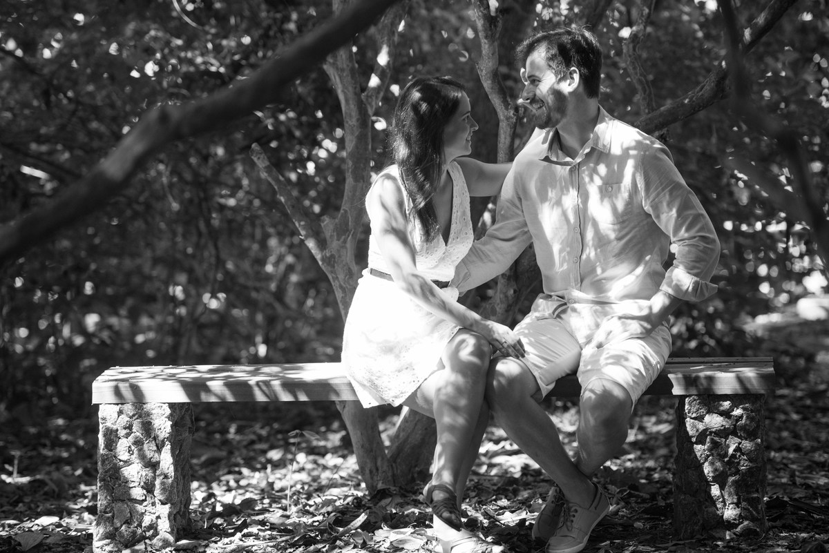 noivos sentados no banquinho da Pista Claudio Coutinho