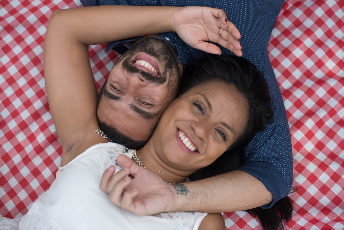 deitados numa toalha na grama do bosque da barra