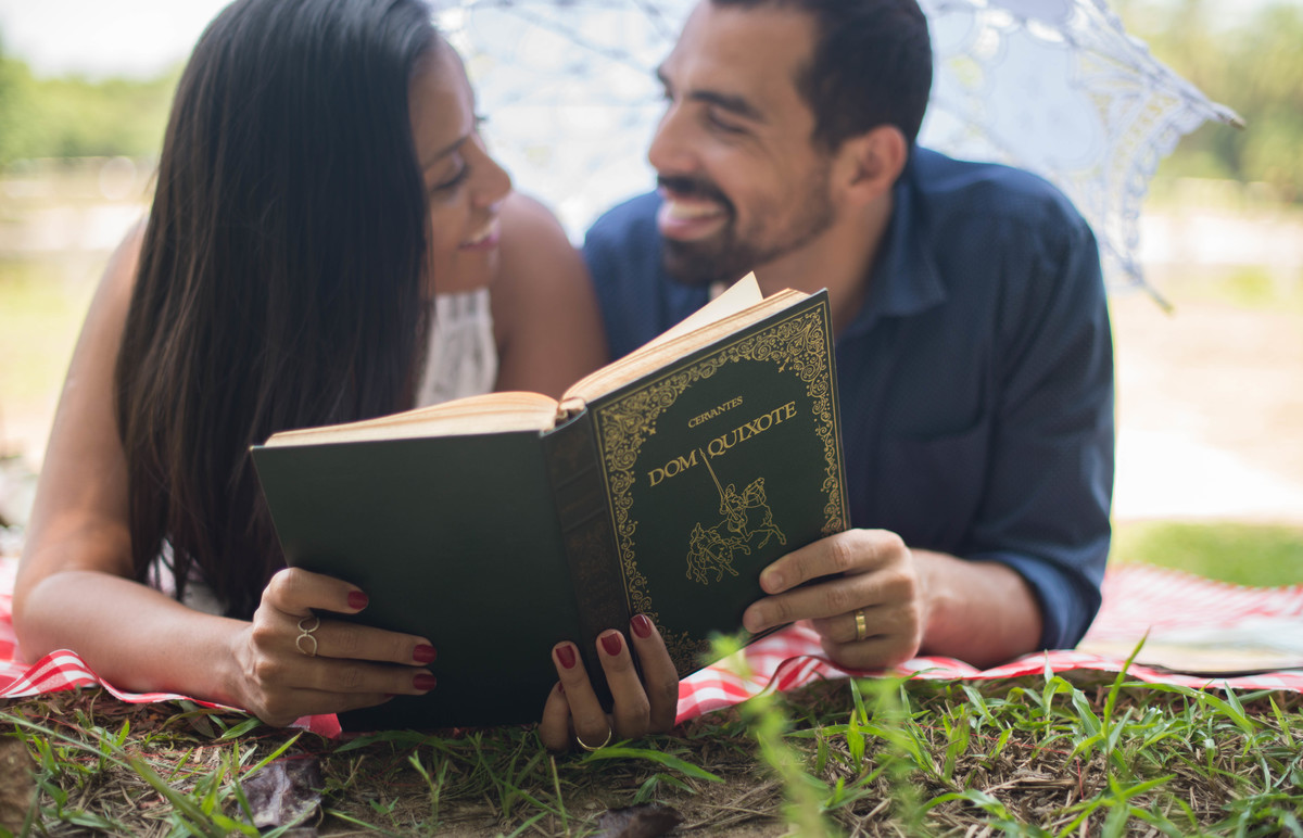 casal feliz curtindo pic tic no ensaio pre wedding no bosque da barra