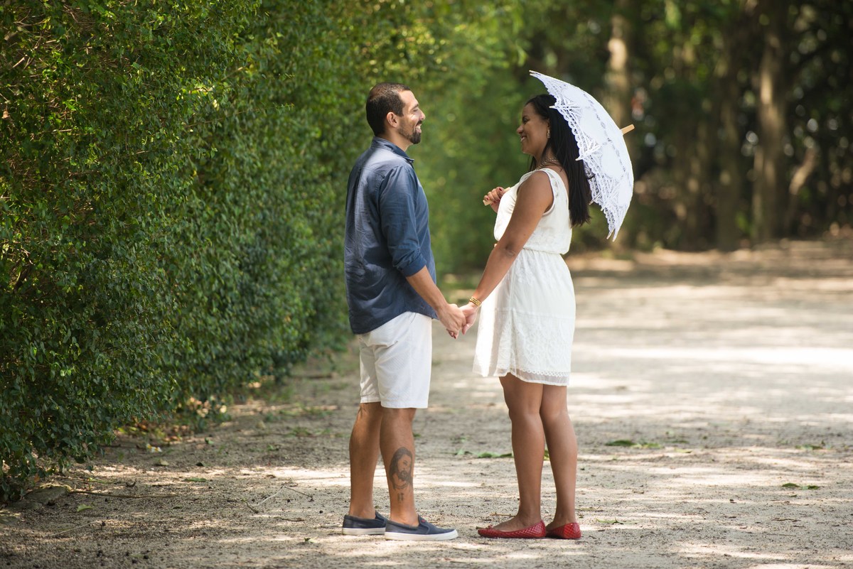 protejendo se do Sol no ensaio de casal