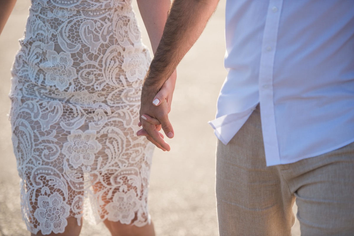 noivos dando as maos no ensaio de casal