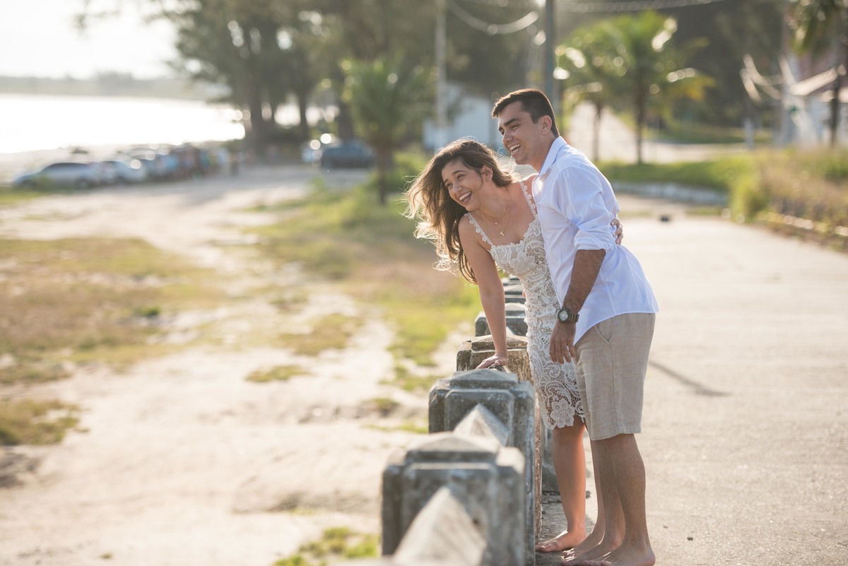 noivo se divertindo no ensaio de casal