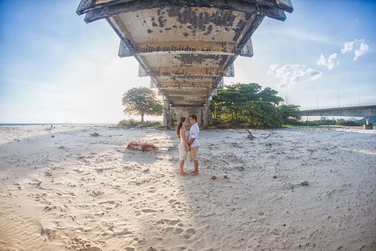 casal se olhando embaixo da ponte antiga no ensaio de casal