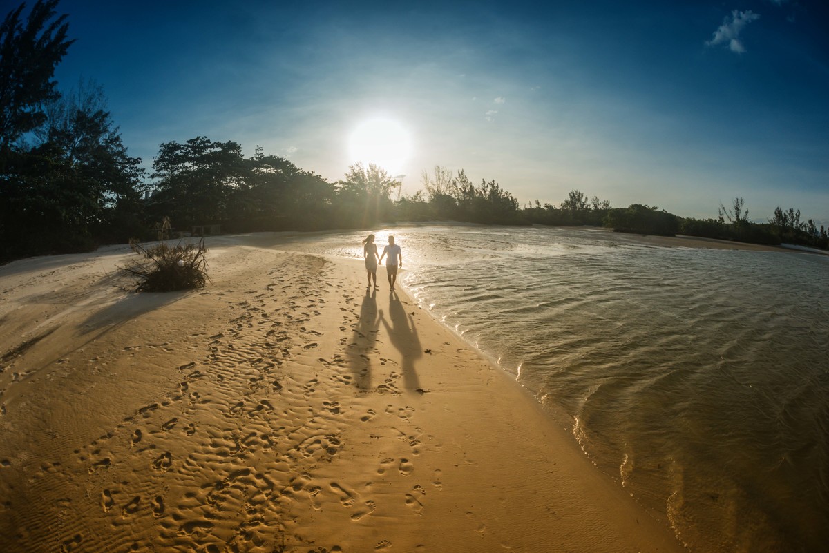 caminhando pelo po do sol no ensaio pre wedding