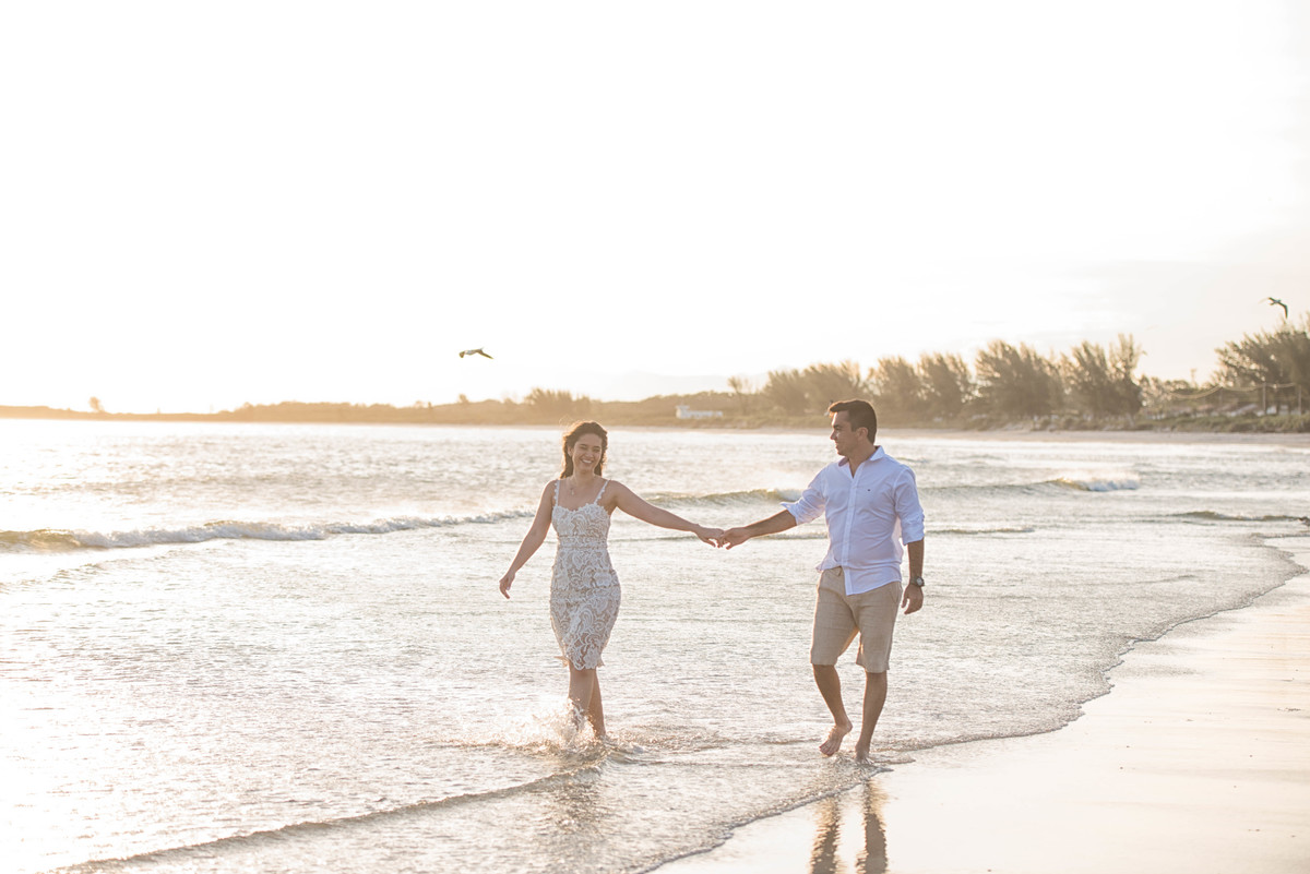 andando juntos pela praia