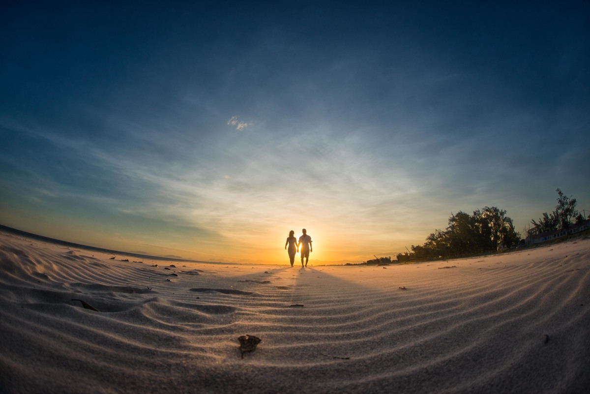 e juntos caminhando pelo por do sol 