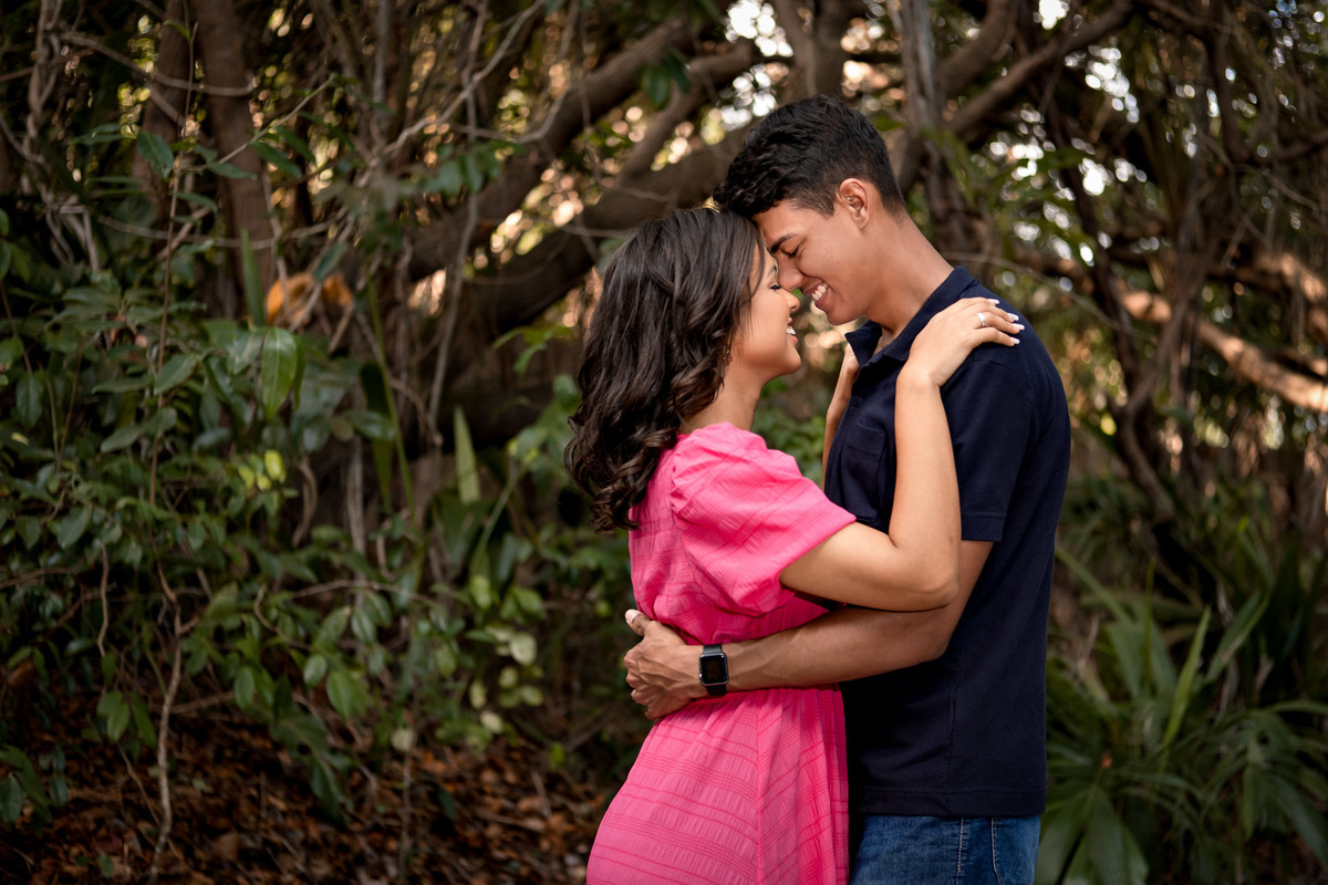 fotografia de casal em área verde em Itacimirim bahia