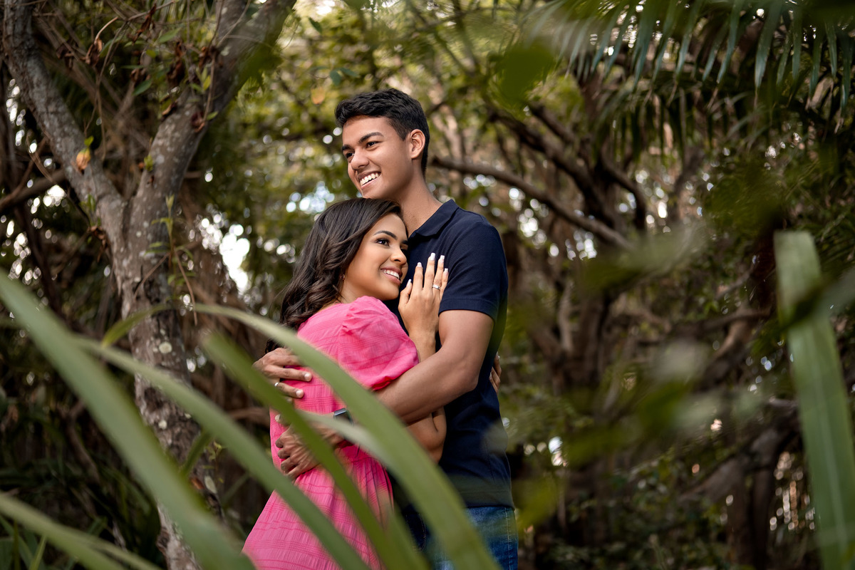 foto de casal sorrindo em área verde - Itacimirim Bahia