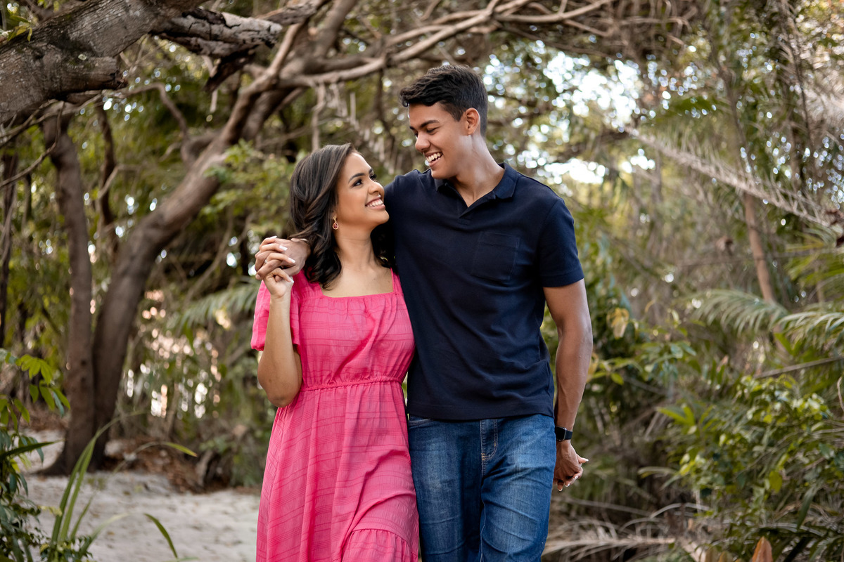 Casal caminhando romantico em Itacimirim Bahia