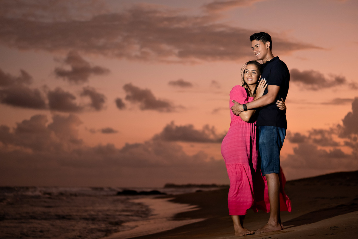 fotografia romântica de casal na praia de Itacimirim
