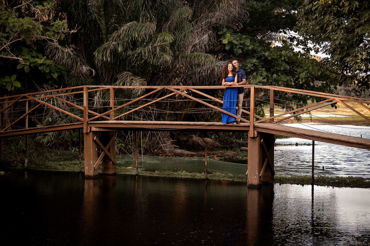 Casal na ponte em Ensaio pré casamento, Salvador - BA
