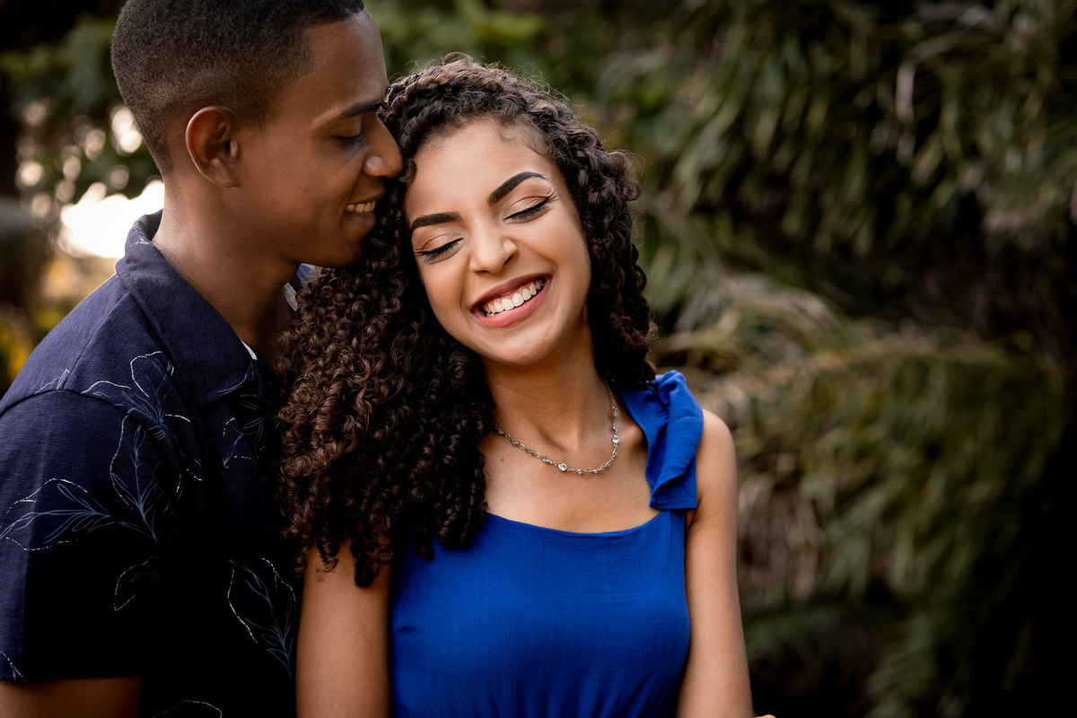 Foto espontânea de casal em Salvador, na Pontezinha do Flamengo
