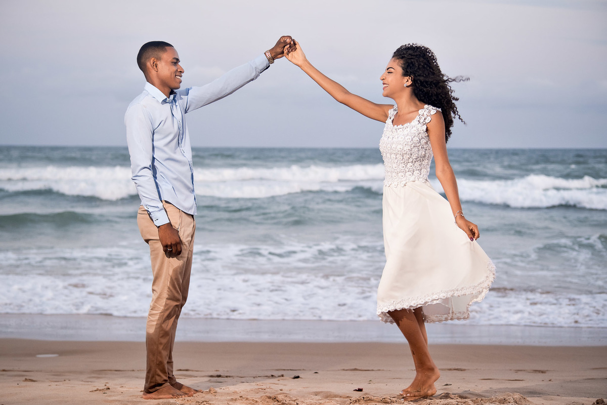 Casal dançando na praia do Flamengo Bahia