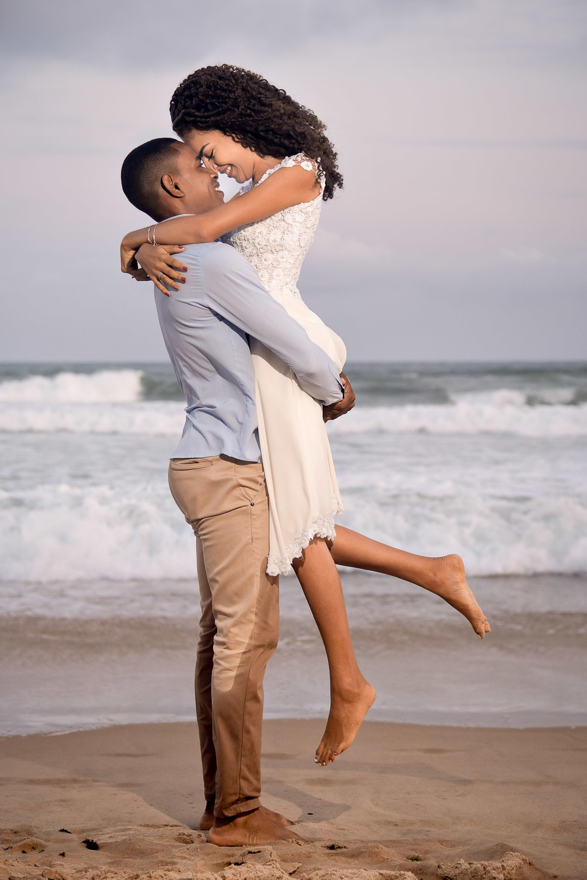 Foto romântica de casal na praia do Flamengo em Salvador