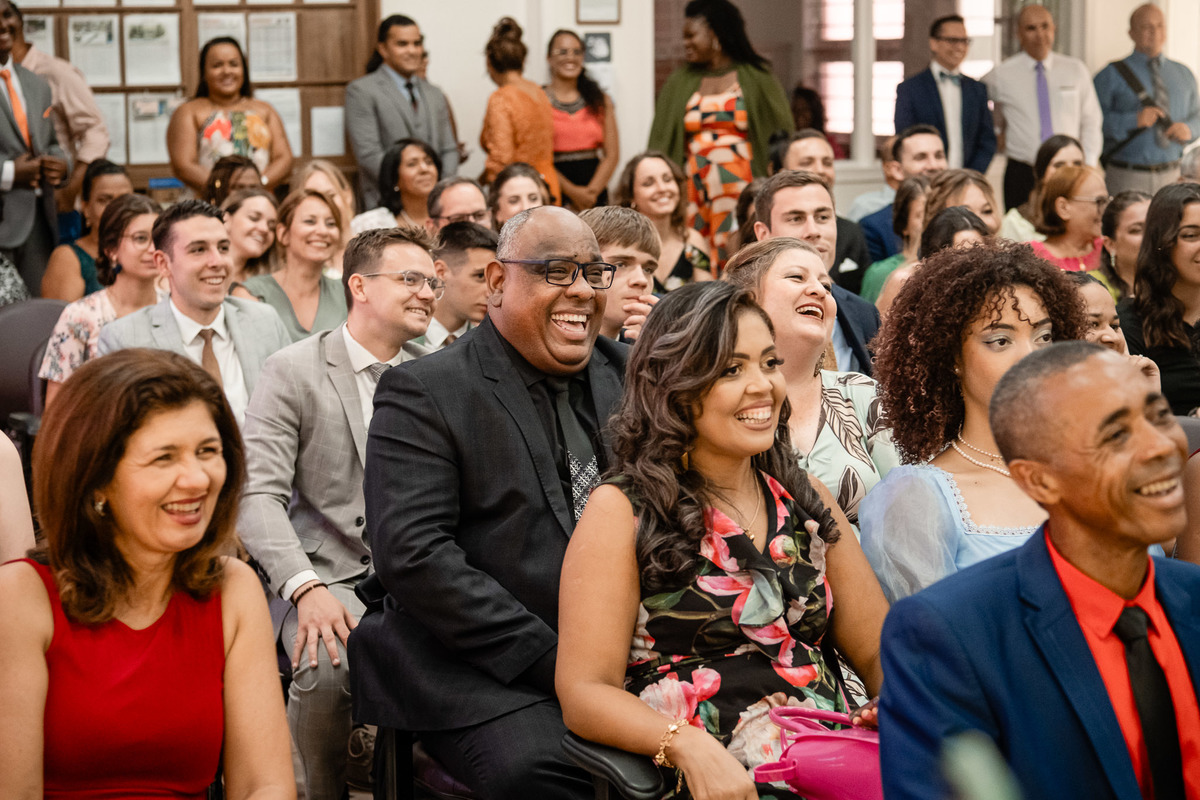 Sorriso de conviados durante a cerimônia de casamento
