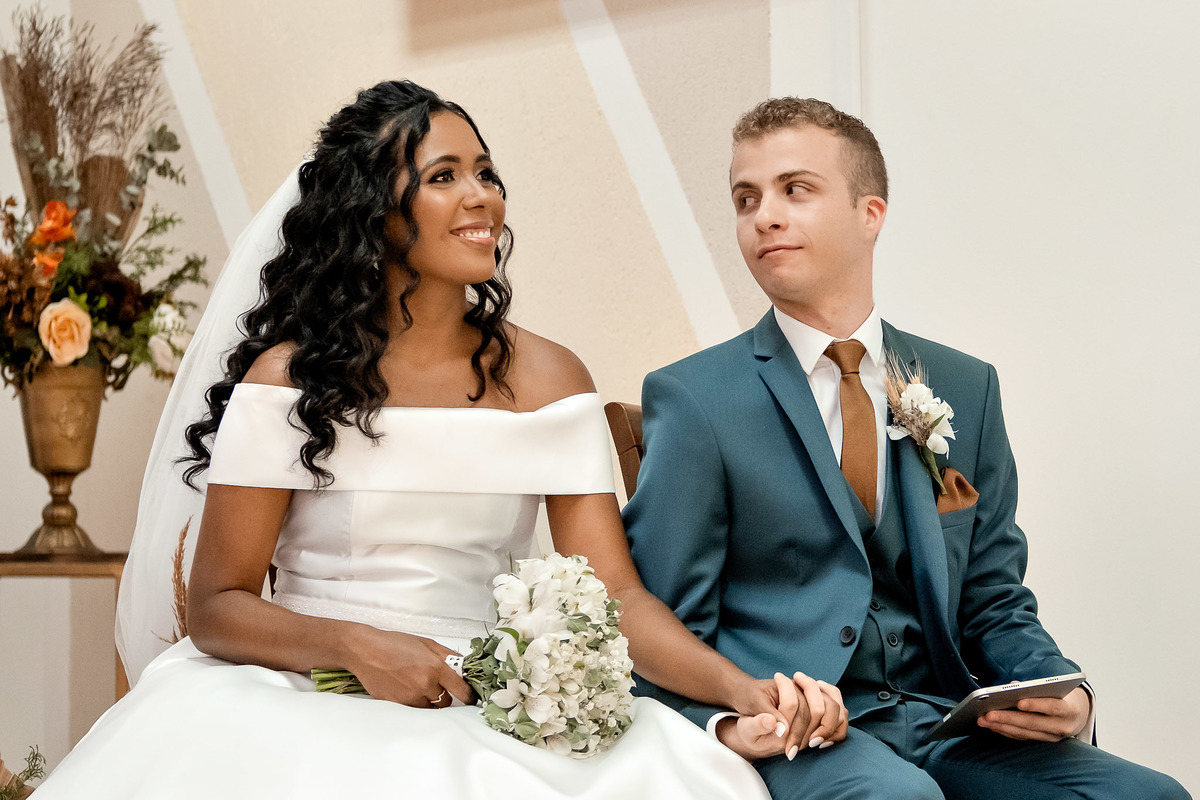 Olhar apaixonado do Noivo na Cerimônia de casamento