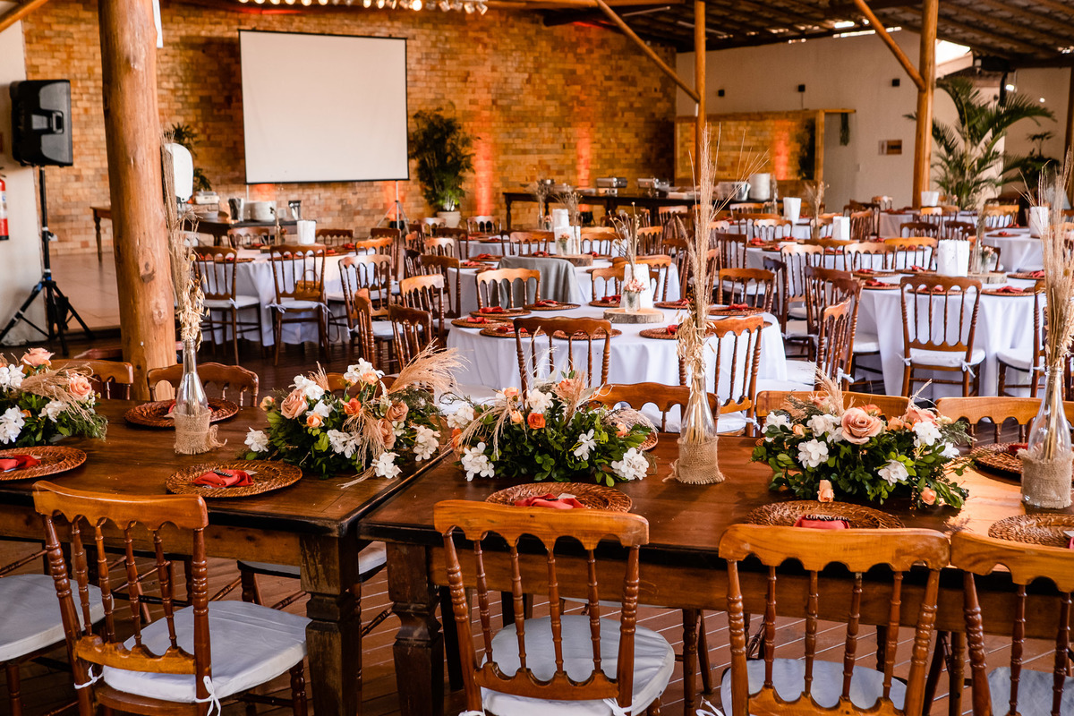 Mesas organizadas no espaço Casa de Stella