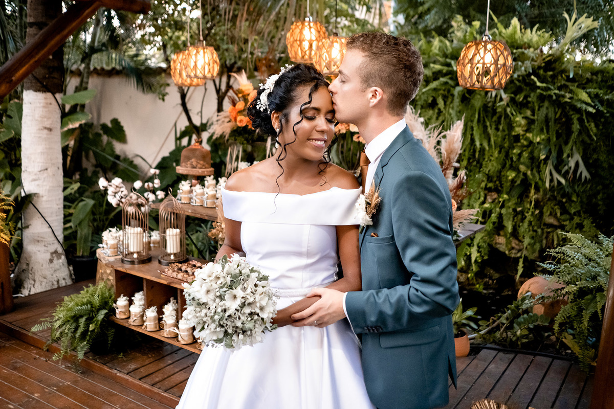 Retrato Romântico de Noivos no Espaço Casa de Stella