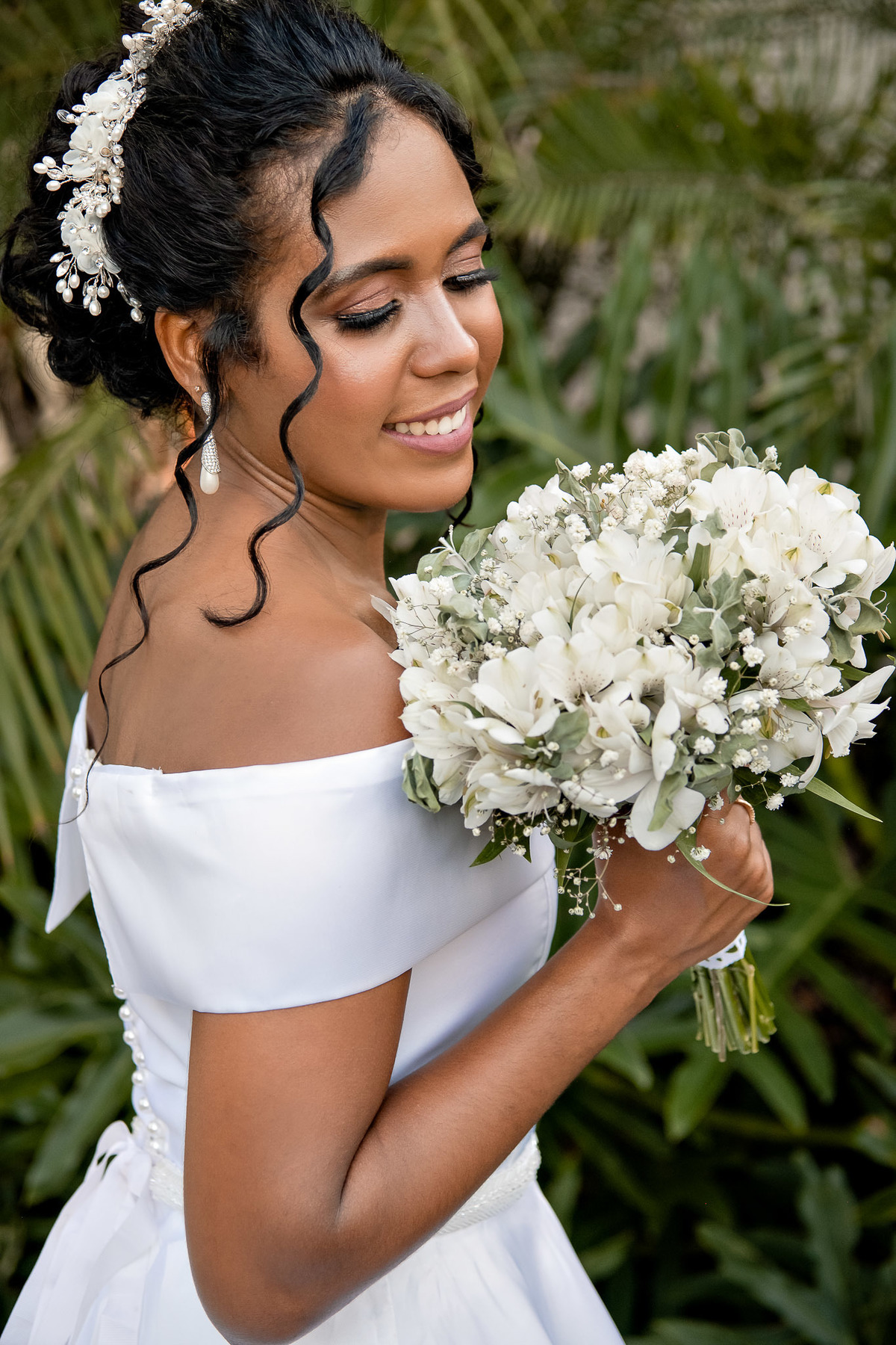 Lindo Retrato de Noiva com Buquê Branco no espaço Casa de Stella