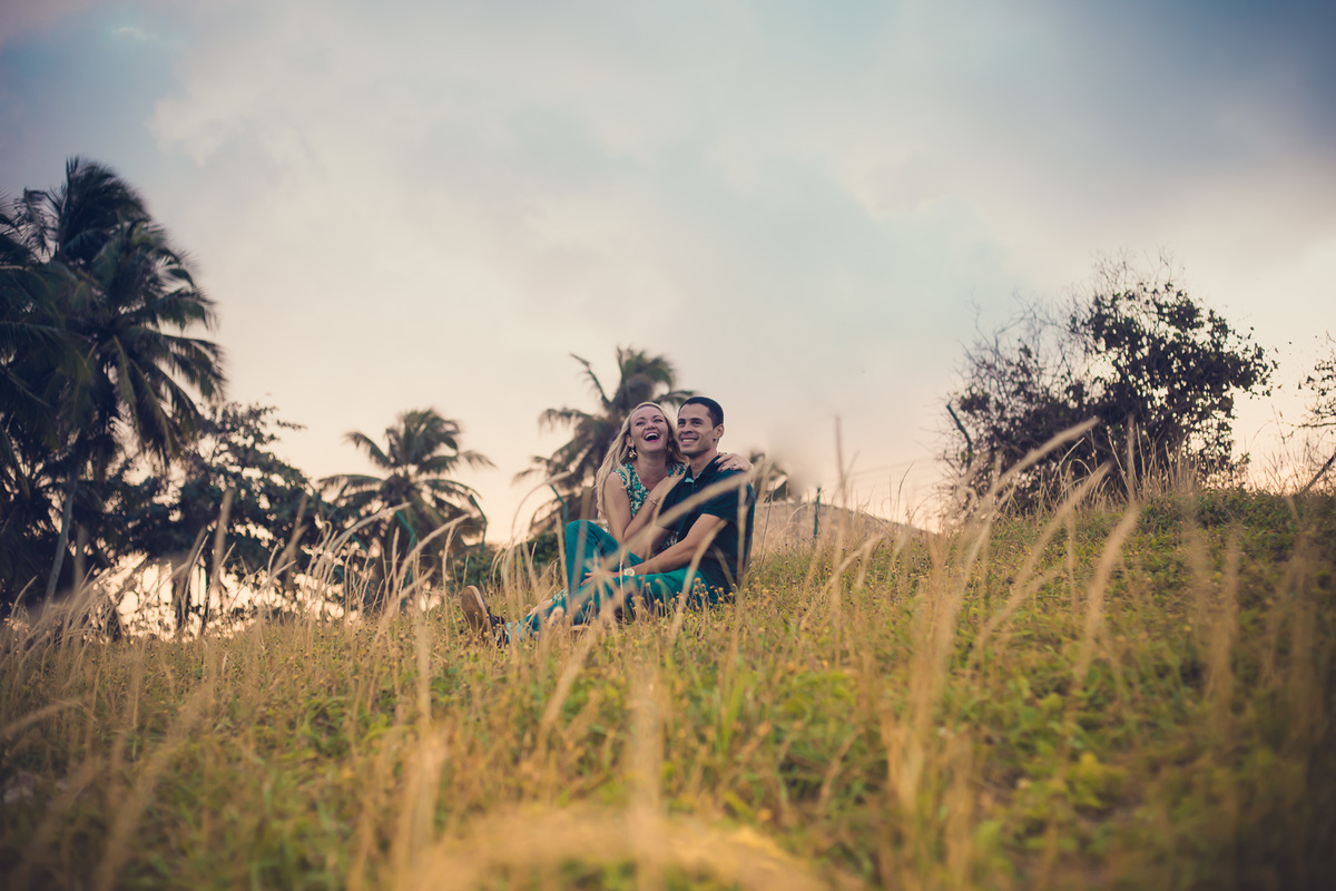 Fotografia de casal, ensaio pré-casamento, casal abraçado sentados  Parque de Pituaçu, Salvador - BA