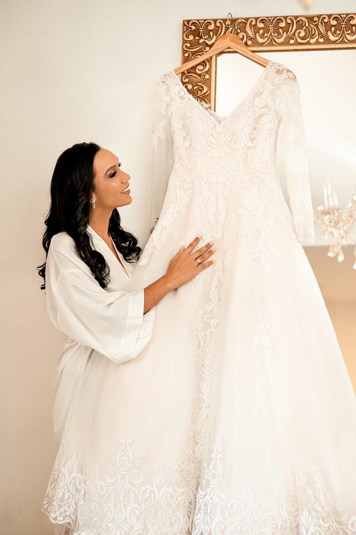 retrato da noiva com seu vestido pendurado, making off da noiva